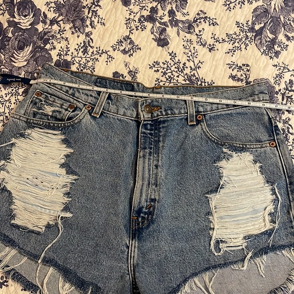 Vintage Levi Cutoffs 💙 - Picture 4 of 6